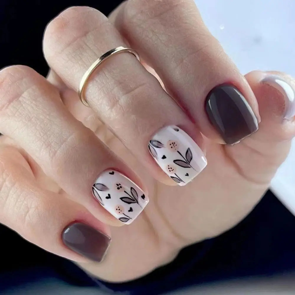 Cartoon press-on nails with snail design