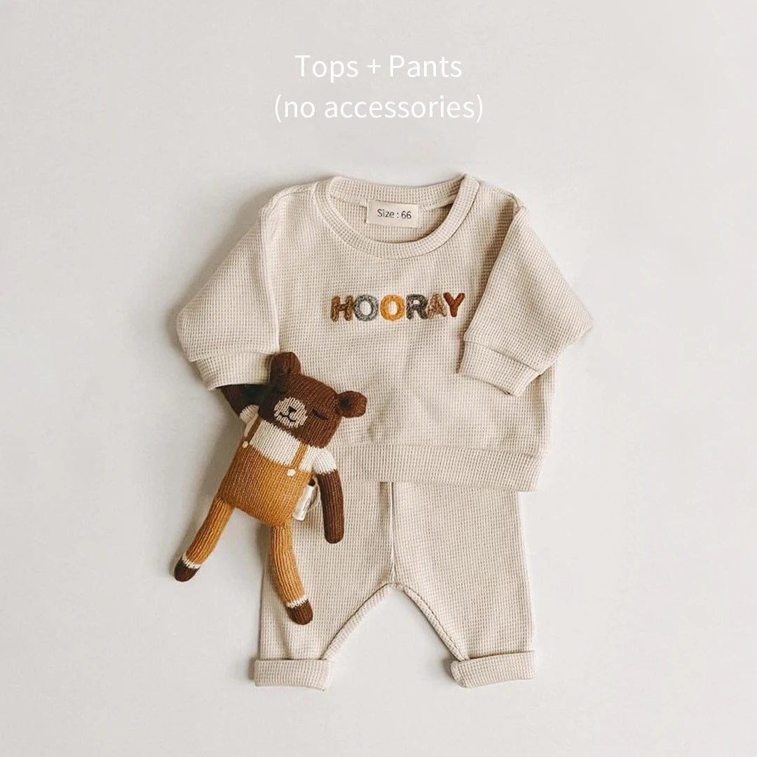 Newborn baby clothing set with T-shirt and pants