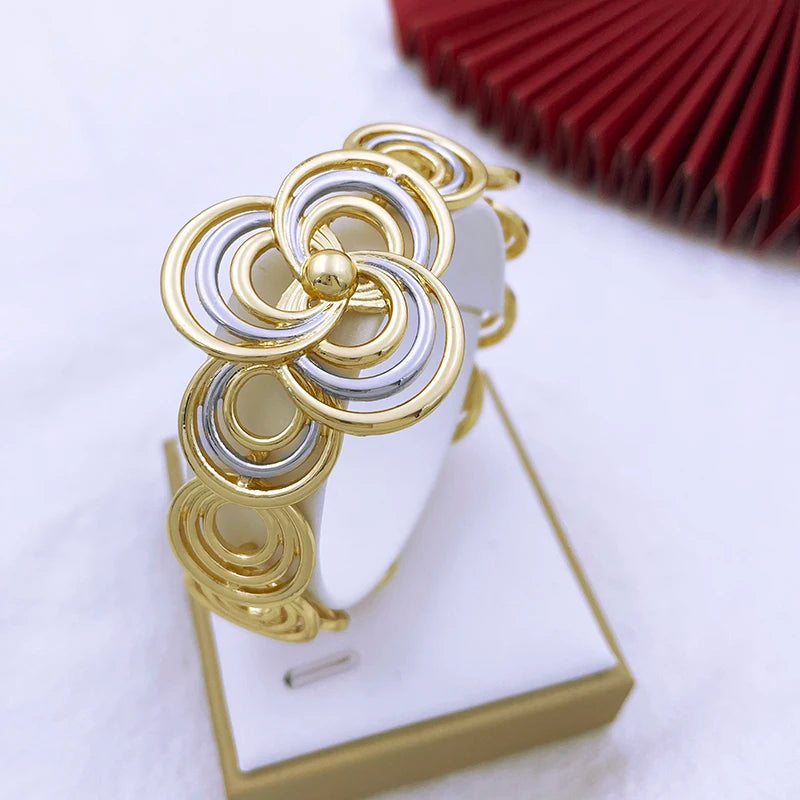 Gold jewelry set for women with necklace and earrings