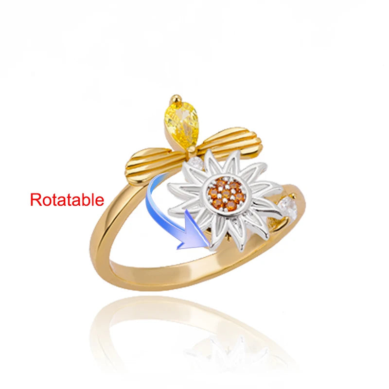 Rotating anxiety ring with clover design