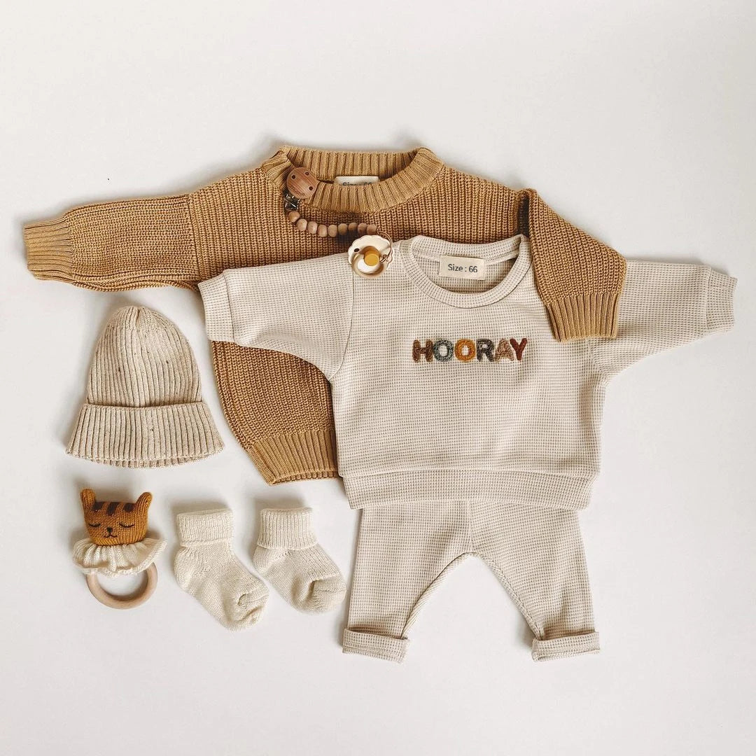 Newborn baby clothing set with T-shirt and pants
